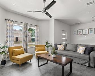Modern Home in Deep Ellum Downtown Dallas Sleep 16 - Dallas - Living room