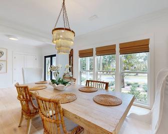 Charming Coastal Bungalow - Sea Island - Dining room