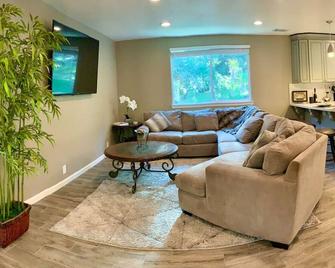 Nestled in acres of forest and walkable to town - Scotts Valley - Living room