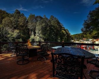 Stunning 1927 Historic RR Caboose X61 Train car with Master Suite Sleeps 4 - Saluda - Balcon