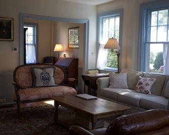 5 Bedroom Historic Main Street Vineyard Haven Home - Vineyard Haven - Sala de estar