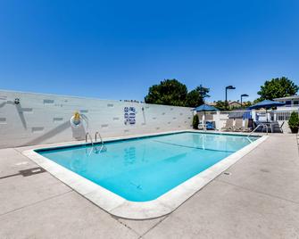 Motel 6 San Jose Convention Center - San Jose - Svømmebasseng
