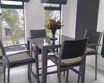 C'est La Vie Bed & Breakfast - 奧爾巴尼 - 餐廳