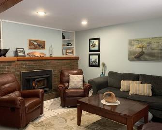 Gorgeous Chalet Style Lake house with four decks and huge dock. - Lake Cowichan - Sala de estar