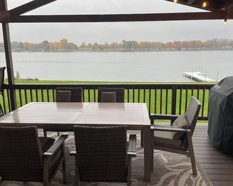 Craig Lake Cottage - Lakefront, with pontoon rental available, on 7 lake chain. - Coldwater - Balcony