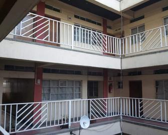 Wambuku Hotel - Mai Mahiu - Balcón