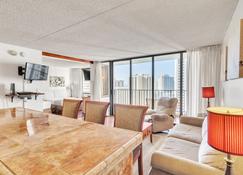 19th Floor Condo With Lanai & Sea Views - Free Parking! By RedAwning - Honolulu - Comedor