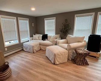 Seaside Shanty - Walk to Hampton & Seabrook Beach - Seabrook - Living room