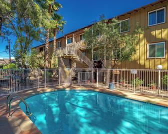 Charming Condo in Downtown Wickenburg - Walk to Events, Shopping and Dining - Вікенберг - Басейн