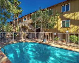 Charming Condo in Downtown Wickenburg - Walk to Events, Shopping and Dining - Wickenburg - Bazén