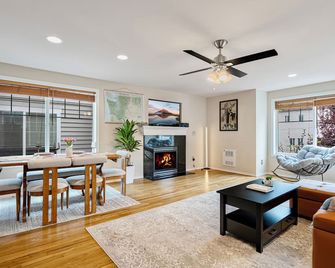 Modern Luxury Near Green Lake, Seattle - Seattle - Living room