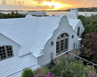 Unique Bermuda retreat with large cave & panoramic pool nestled into hillside - Hamilton - Building