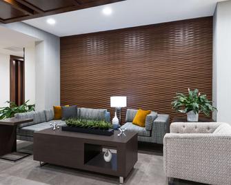 Wingate by Wyndham Sidney - Sidney - Lobby