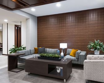 Wingate by Wyndham Sidney - Sidney - Lobby
