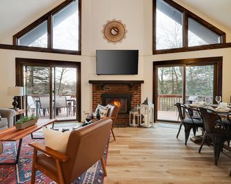 Lakefront Modern A frame cabin with private dock - Tobyhanna - Living room
