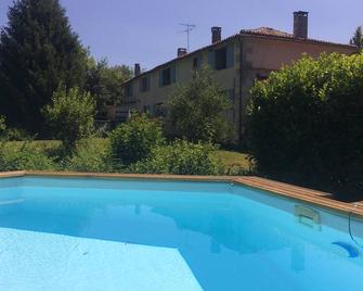Part of an Old Farmhouse set in large secluded gardens with stream. - Avy - Piscina