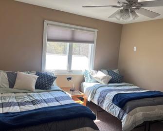 Beautiful Lake Views with Balcony - Elevated Ranch in Allegan - Allegan - Slaapkamer