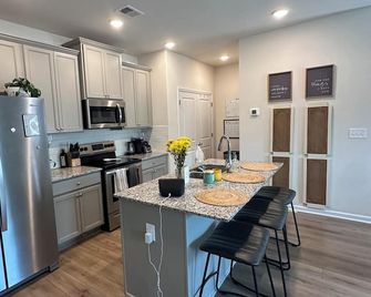 Beautiful home 20 minutes from amusement park, parks, shopping, and hospitals - Villa Rica - Küche