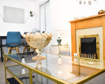 Lovely 2-bedroom Serviced Apartment in West Brom - West Bromwich - Living room
