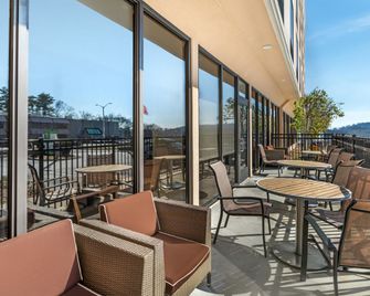 Holiday Inn Knoxville N - Merchant Drive By IHG - Knoxville - Varanda