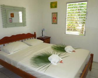 Tropical garden experience in colorful setting in heart of Maya Beach - Maya Beach - Bedroom