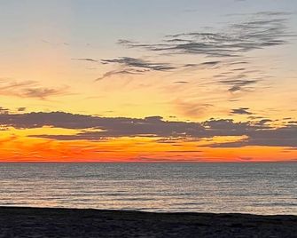 Moonlight Beach Bungalow 2 blocks to Lake Michigan beach! - Union Pier - Playa