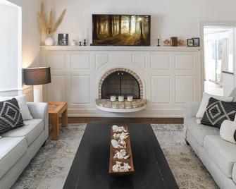 Forest and Farm 4BR Retreat, Modern and Spacious Farmhouse - Saukville - Living room