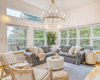 Buttercup Bay Hideaway by Avantstay Cozy Escape w Fire Pit Walk to Beach - Manzanita - Living room