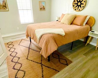 Tranquil Haven for Solo Travelers or Couples - Wichita Falls - Bedroom