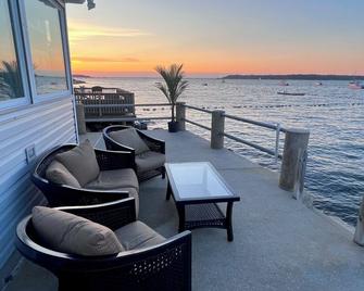 The beach is your backyard! Waterfront Home in Long Island's Huntington - Huntington - Balcón