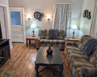 Rustic Retreat 2 Blks To Hospital - Mankato - Living room