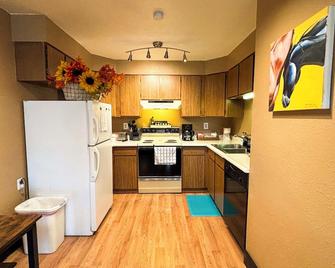 Spacious Open Living Space in This Beautiful Mother-in-Law Basement Apartment - Blanding - Küche