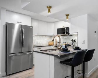 A fun, family friendly lower suite close to WEM with a game room, creative themed rooms, full kitchen, fenced yard & easy parking. - Spruce Grove - Kitchen