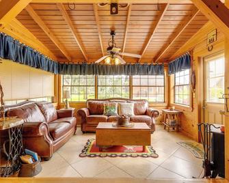 Steps To Lake Okeechobee Cabin With Pool - Okeechobee - Lounge
