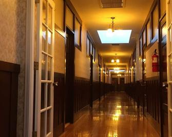 Hotel Burgess - Reedley - Hallway