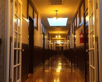 Hotel Burgess - Reedley - Gang