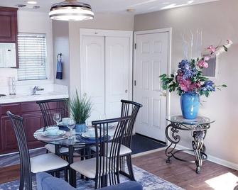 Elegant Studio Apt. House Near Emanuel Hospital - Turlock - Dining room