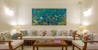 Peace and Plenty Resort - Georgetown - Living room