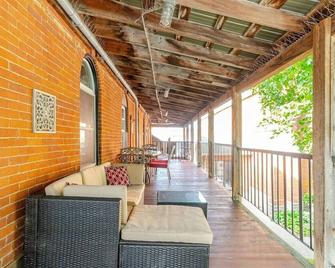 Wind Rose 30 · Work & Stay Near Dining, Trails, & Downtown Charm - Belleville - Balcony