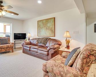 Peaceful Missouri Getaway w/ Valley View & Patio! - Ava - Sala de estar