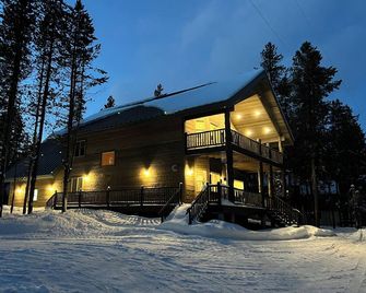 Newly built cabin with hot tub - Island Park - Gebouw