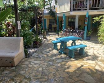 Private Scarlett Macaw Room w/AC at All Seasons Belize - Hopkins - Terasa