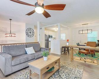 Modern Conyers Retreat - 9 Mi to Arabia Mountain! - Conyers - Living room