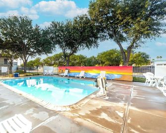 Motel 6 Del Rio, TX - Del Rio - Piscina