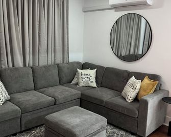 Charming 2-bedroom apartment with WiFi, AC in wonderful New London - New London - Living room