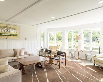 Beautiful Home on 22 Acres with Ponds, Game Room, Hot Tub and Central Air - Brattleboro - Living room