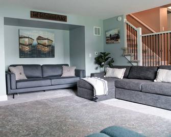 Modern FarmHouse Stay On 12 Acres with Fireplace and Hot Tub, Sleeps 16 - Valparaiso - Living room