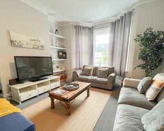 Bournemouth Holiday Home - short walk to beach - Boscombe - Living room