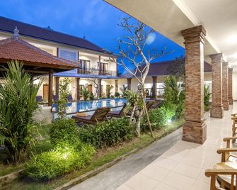 Tom's Inn Pecatu - South Kuta - בריכה