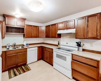 Ground-Floor Condo w/Washer/Dryer, Gas Grill, Fireplace, WiFi - Joseph - Cocina